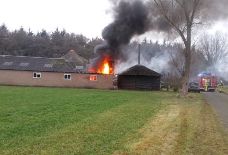 BMW uitgebrand bij schuurbrand aan de Moerweg