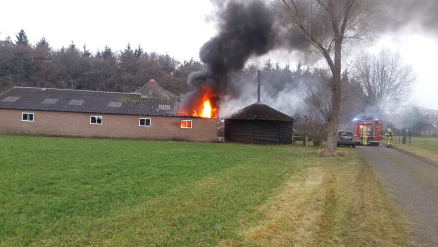 BMW uitgebrand bij schuurbrand aan de Moerweg