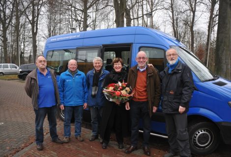 Henk Berends zwaait af als chauffeur buurtbus