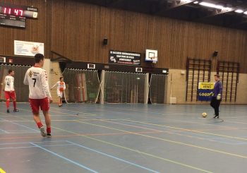 Sportiviteit en gezelligheid gaan hand in hand bij Futsaltoernooi in sporthal