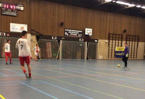 Sportiviteit en gezelligheid gaan hand in hand bij Futsaltoernooi in sporthal