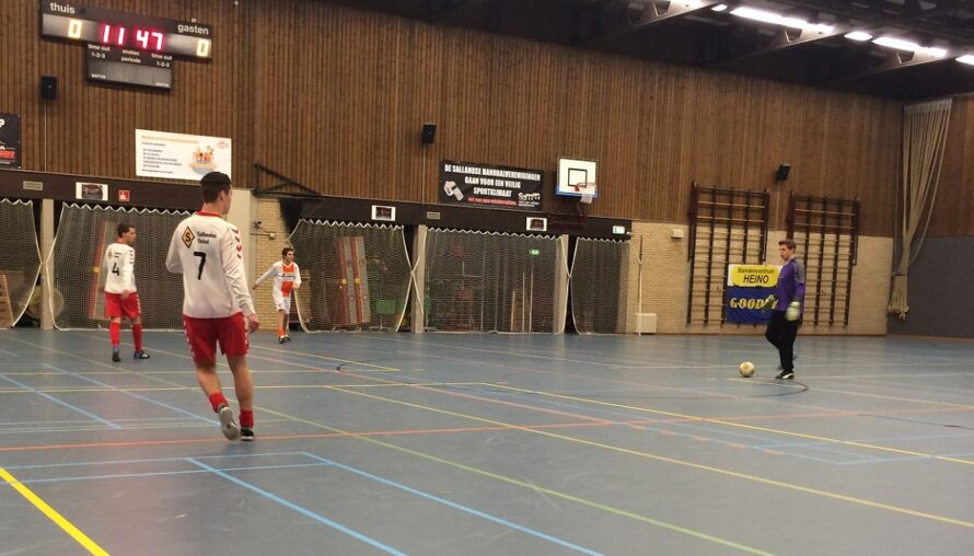 Sportiviteit en gezelligheid gaan hand in hand bij Futsaltoernooi in sporthal