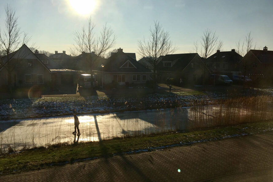 Voorzichtige ijspret op slootjes in Heino