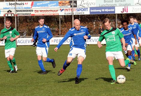 Voetballers Heino winnen sleutelduel