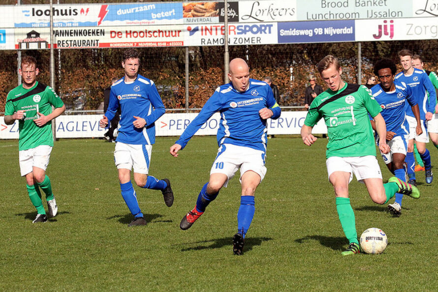 Voetballers Heino winnen sleutelduel