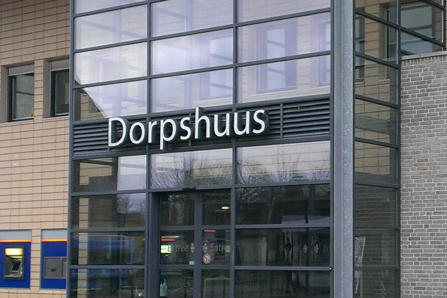 Fokkelien Bulsink geeft workshop vlechten met kunstleer