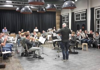 Uitvoering Muziekvereniging Salland in teken van helden