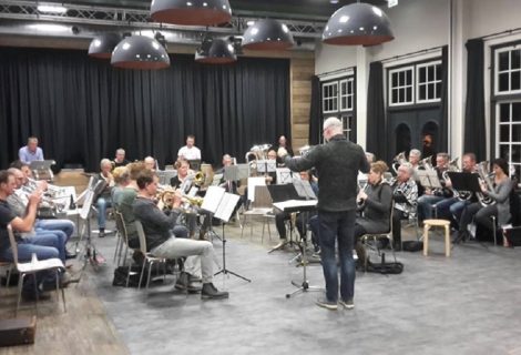 Uitvoering Muziekvereniging Salland in teken van helden