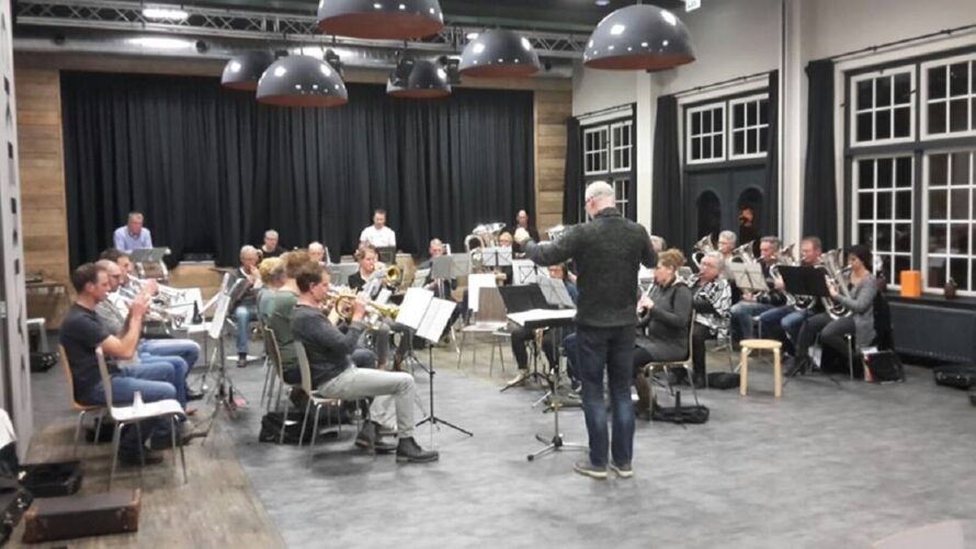 Uitvoering Muziekvereniging Salland in teken van helden