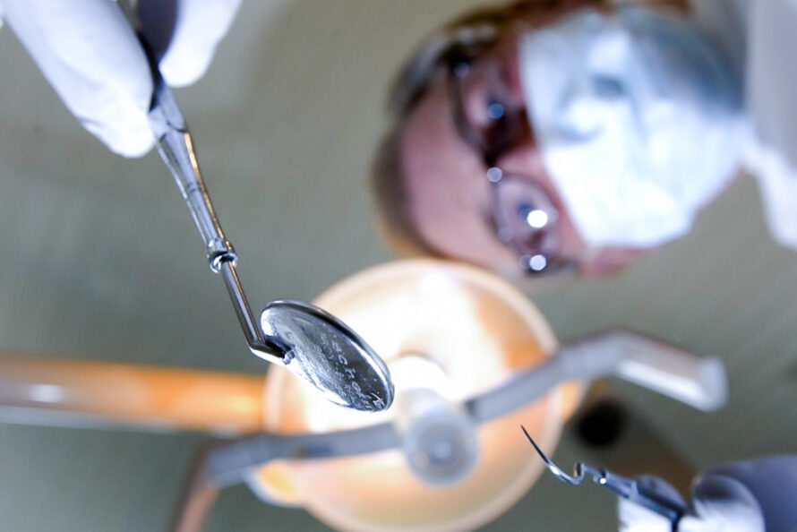 Heinose tandartsen slijpen de boren