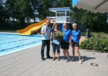 Ria Kinds 25.000e bezoeker zwembad De Tippe