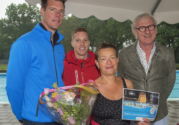Joke Mol 40.000e bezoeker zwembad De Tippe