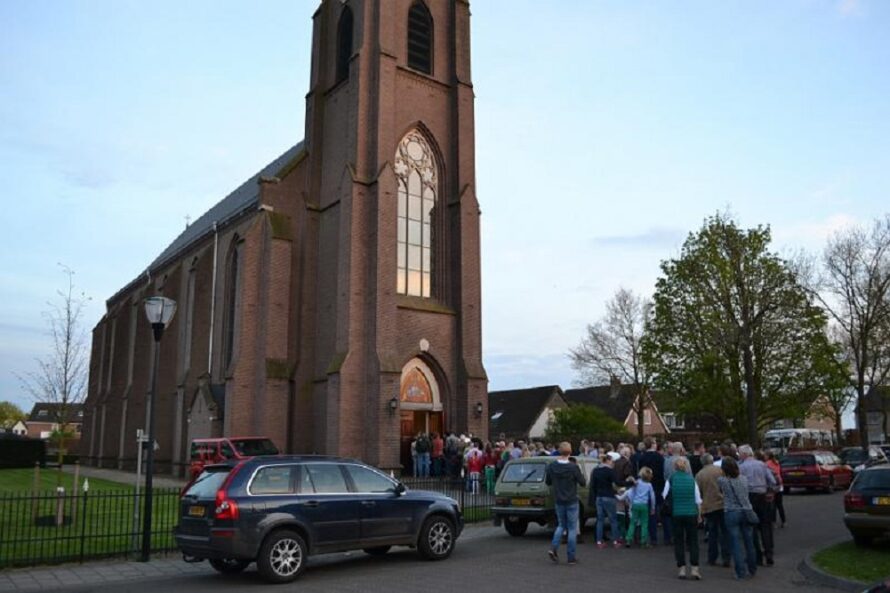 Onderhoud aan kerk in Lierderholthuis