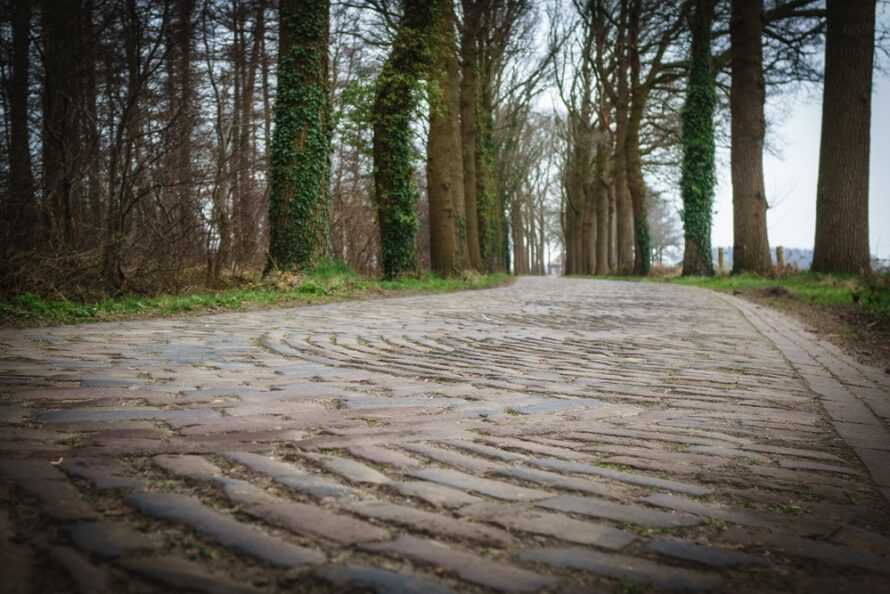 Nieuwe Omloop van Salland voert fietsers deels over klinkerwegen