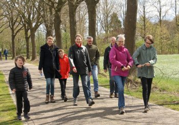 Deelnemers Paaswandeling gaan ‘op de koffie bie Harm’