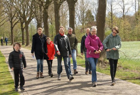 Deelnemers Paaswandeling gaan ‘op de koffie bie Harm’