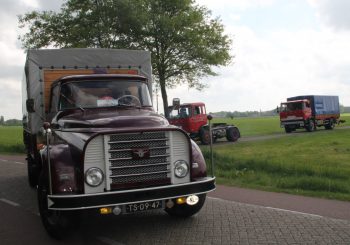 Parade van oldtimer DAF-trucks in Heino