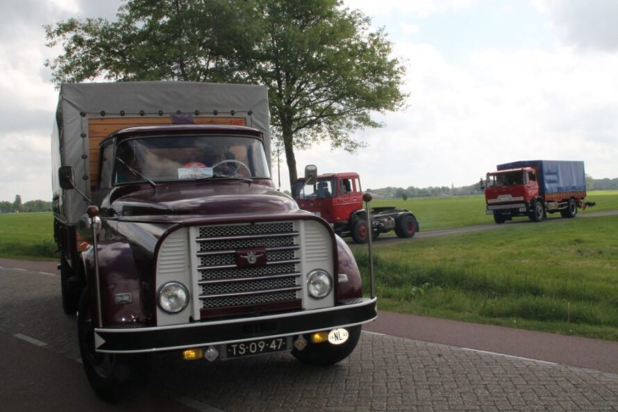 Parade van oldtimer DAF-trucks in Heino