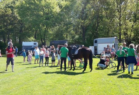 Campinggasten ervaren de lol van ponyrijden