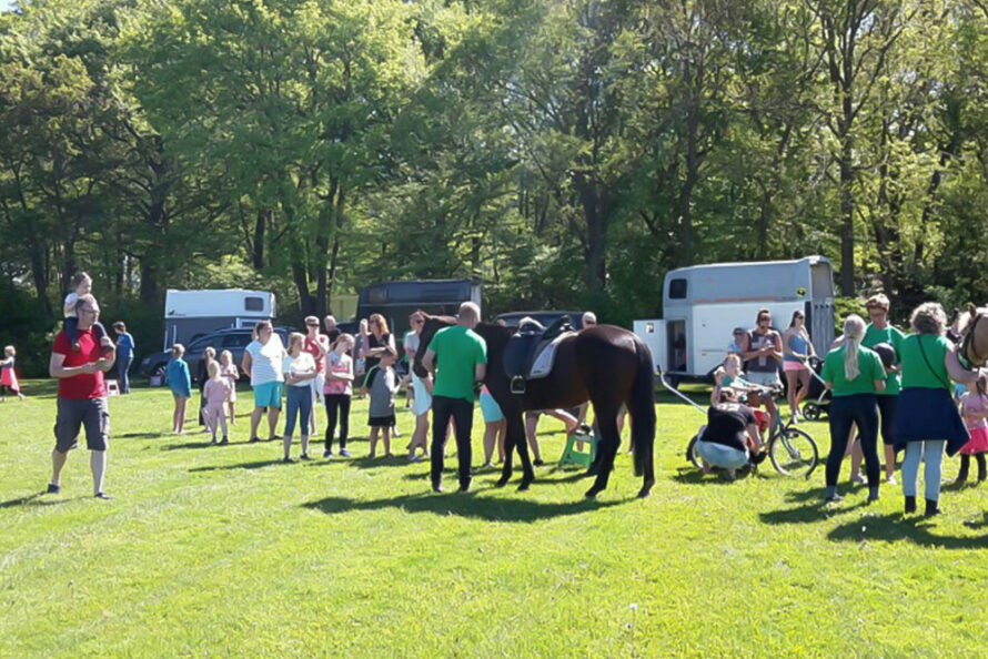 Campinggasten ervaren de lol van ponyrijden