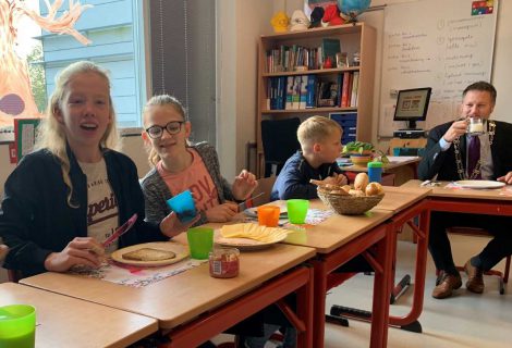 Burgemeester en wethouders aan tafel bij De Gouden Emmer