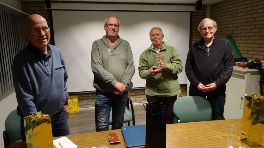 Verrassende winnaar Alfons Slag trofee videoclub Zoom Out