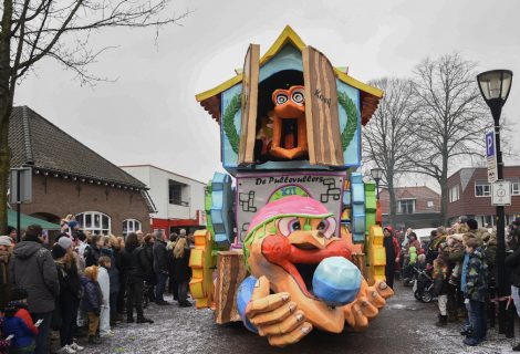 Heino maakt zich op voor bonte carnavalsoptocht