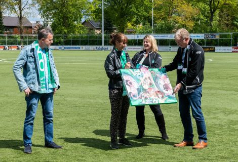 Jubilerend vv Heino ontvangt mooie kussens cadeau