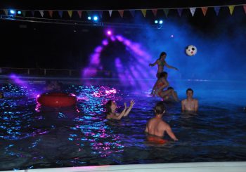 Tieners genieten massaal van Dark Pool Party