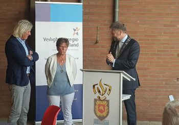 Ex-brandweervrouw Ingrid Lenferink Koninklijk onderscheiden