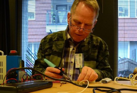 Laat je kapotte apparatuur repareren in het Repaircafé