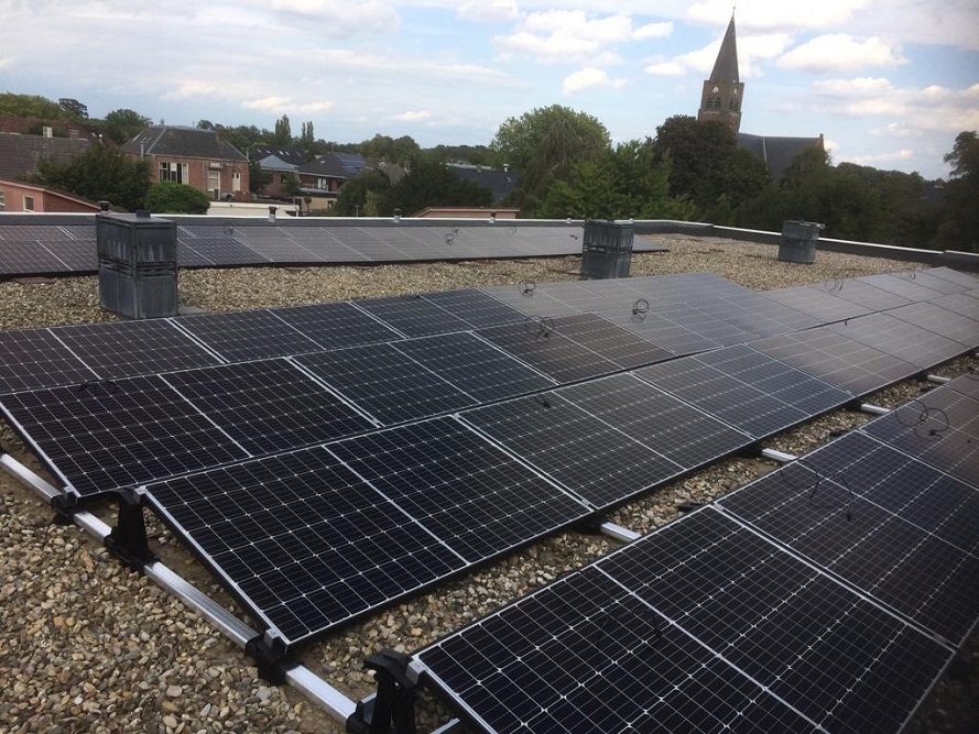 Appartementencomplex De Kloostermanshof plaatst 80 zonnepanelen