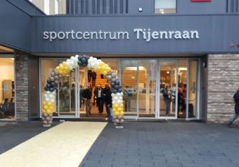 Leerlingen St. Nicolaasschool en de Dolfijn met korting naar Tijenraan