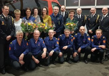 Twee Heinose brandweermannen in de bloemen gezet