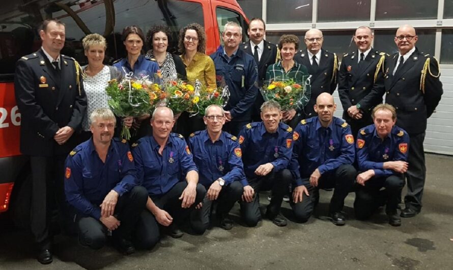 Twee Heinose brandweermannen in de bloemen gezet