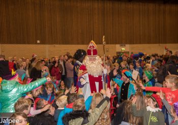 Sinterklaas viert feest in Sporthal Hoogerheyne