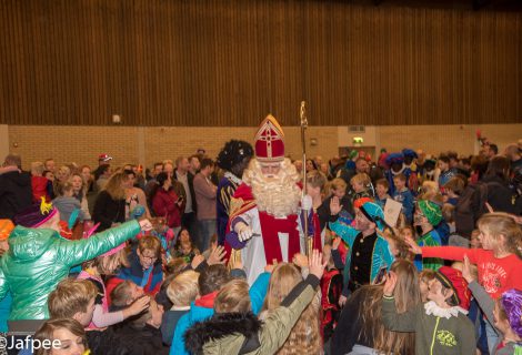 Sinterklaas viert feest in Sporthal Hoogerheyne