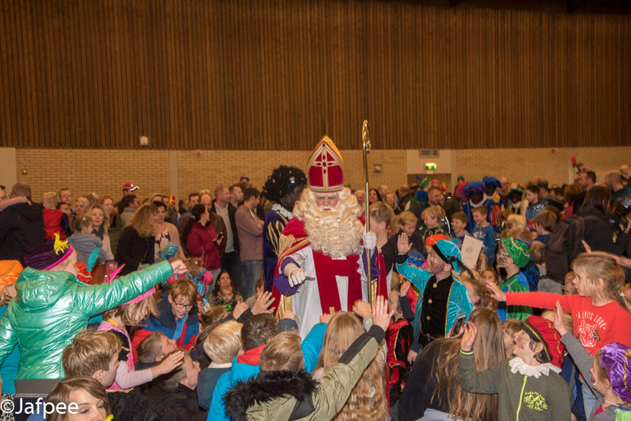 Sinterklaas viert feest in Sporthal Hoogerheyne