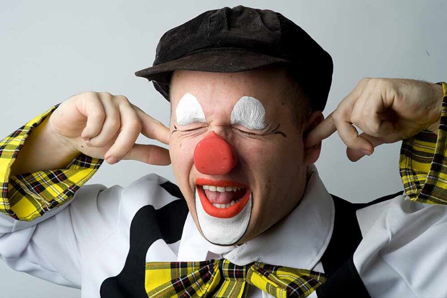 Clown Knapie spreekt jarige kinderen toe