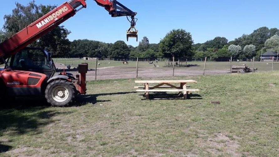 Drie nieuwe picknicktafels voor Landgoed ’t Rozendeal