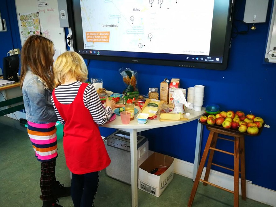 Basisschool kinderen genieten van biologisch ontbijt
