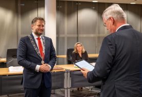 Burgemeester Dadema beëdigd door commissaris van de Koning