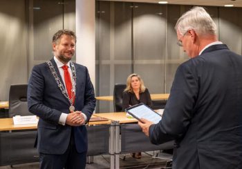 Burgemeester Dadema beëdigd door commissaris van de Koning