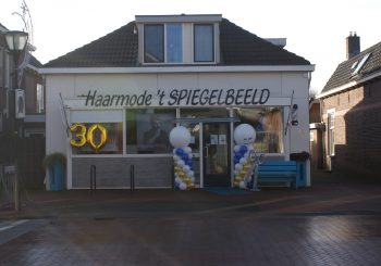 Boog van ballonnen voor jarig Haarmode ‘t Spiegelbeeld