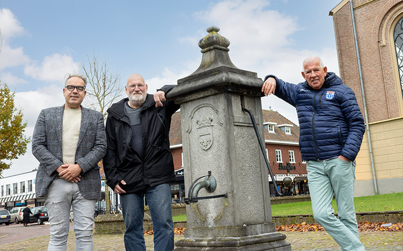 Water uit de Leugenpompe en spelende kinderen in het centrum