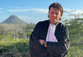 Vrijbuiter geniet van avontuur met Vrouwe Justitia op Aruba