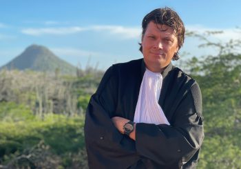 Vrijbuiter geniet van avontuur met Vrouwe Justitia op Aruba