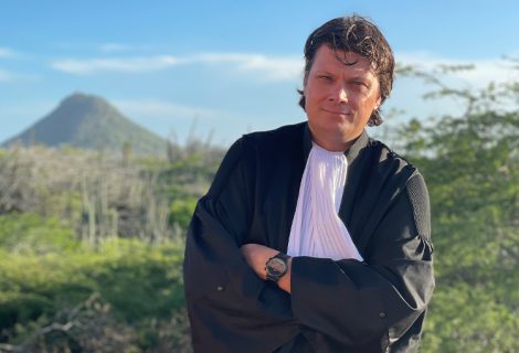 Vrijbuiter geniet van avontuur met Vrouwe Justitia op Aruba