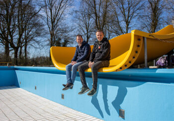 Zwembad De Tippe kleurt dit  jaar hemels blauw