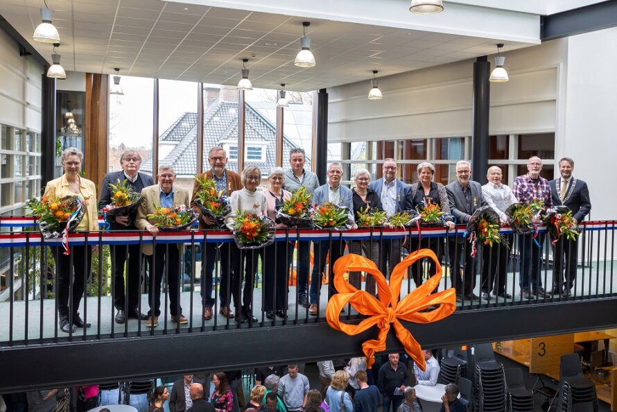 Heino floreert met Koninklijke Onderscheidingen tijdens lintjesregen gemeente Raalte